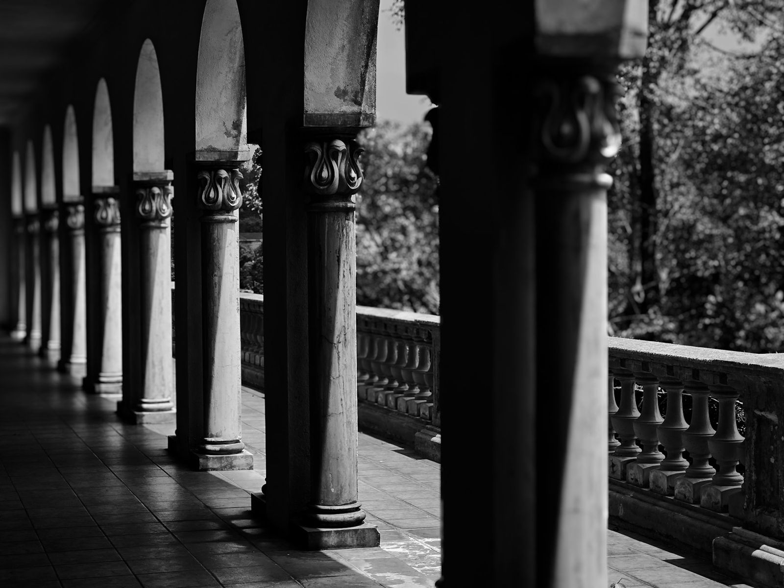 Galerie d’arcades voûtées, sol en terre cuite, lumière du jour